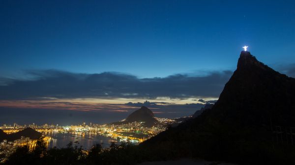       资料图片：2015年1月29日拍摄的日落时分的巴西里约热内卢科尔科瓦多山及罗德里戈湖区（新华社发）