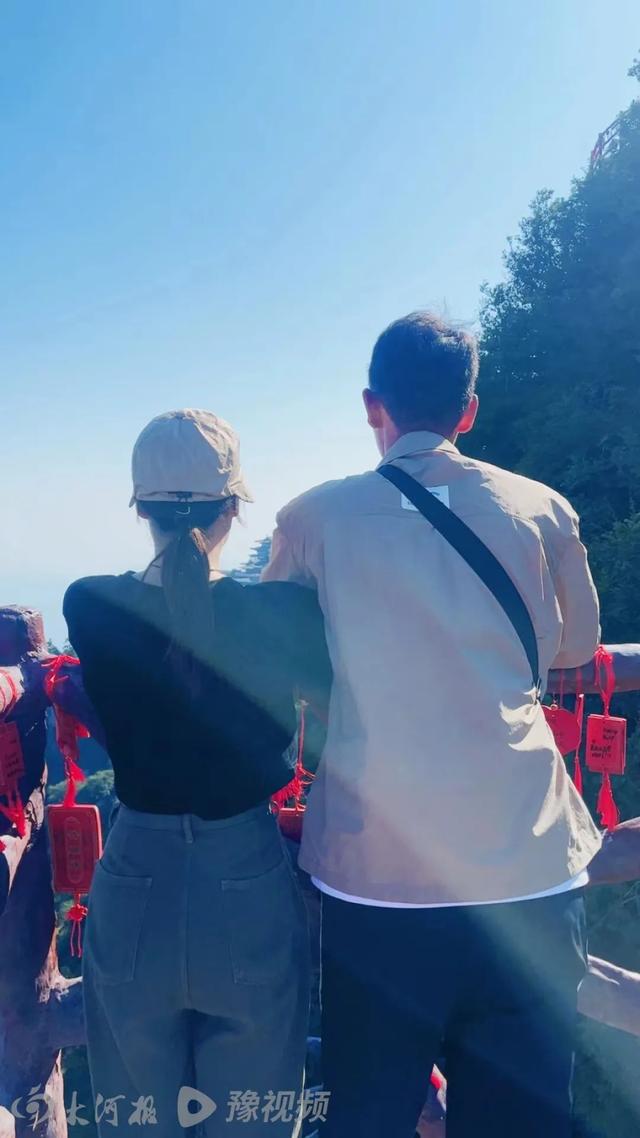 郑州男子街头表白被拒，路过女子大胆截花，1年后又有了后续休闲区蓝鸢梦想 - Www.slyday.coM