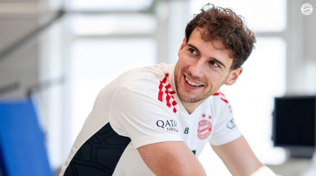 拜仁官方在膝盖手术后格雷茨卡首度在草地上进行跑步训练