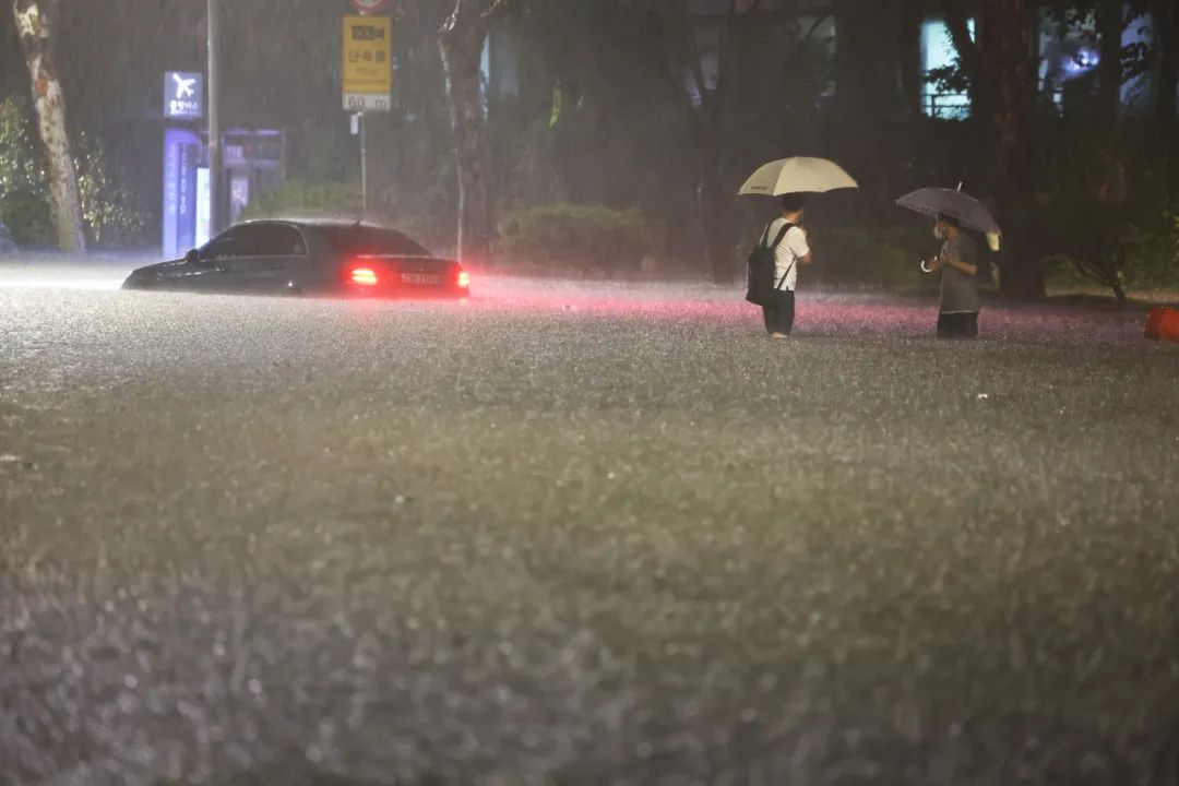  ▲首尔交通因暴雨瘫痪。图/IC photo