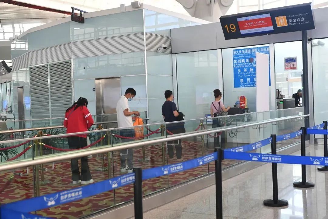 拉萨贡嘎机场问询电话:96222民航西藏区局投诉电话:18989997271