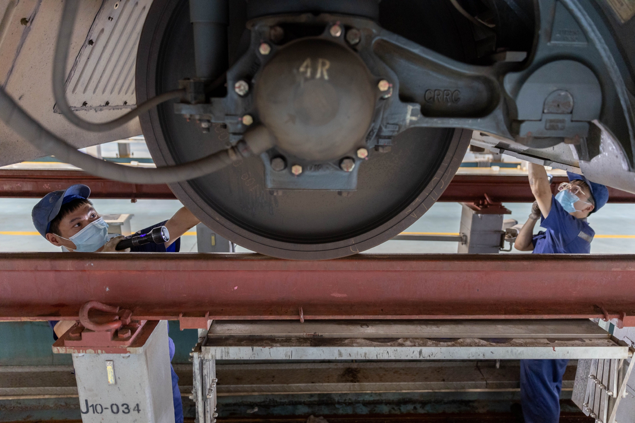 8月10日,动车组机械师袁洋对受电弓碳滑板进行漏风试验.