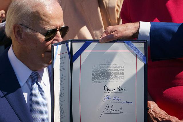 当地时间2022年8月9日，美国总统拜登正式签署《芯片与科学法案》。视觉中国 图