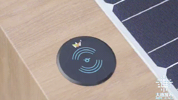 在中山广场投入使用的智能充电座椅