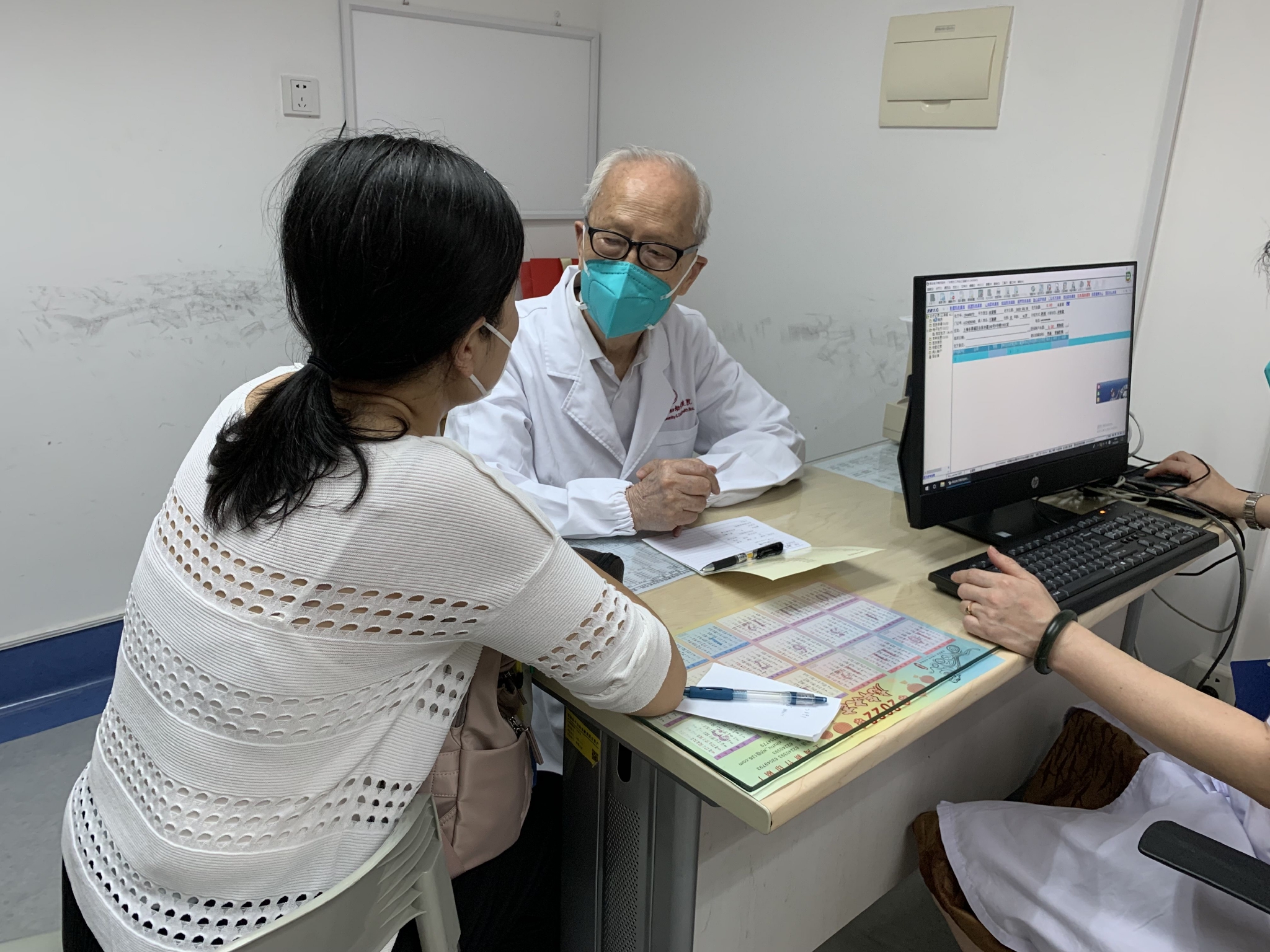 102岁上海老中医每周看诊给病人看病是我力所能及的事