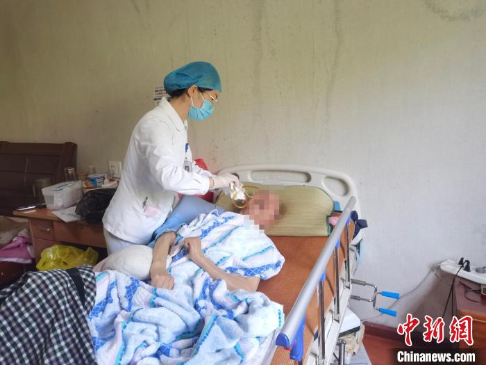 蒋建国接受更换鼻饲管服务 海宁市卫健局供图