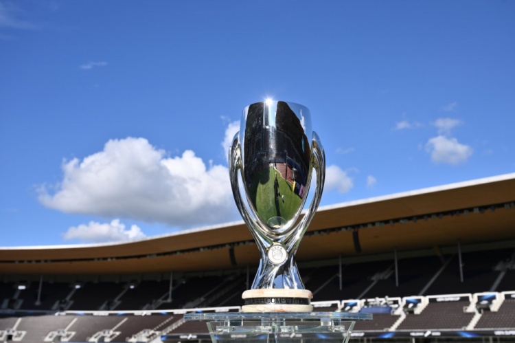 欧冠官推晒欧洲超级杯奖杯96&今晚比赛用球71|超级杯|欧冠|奖杯