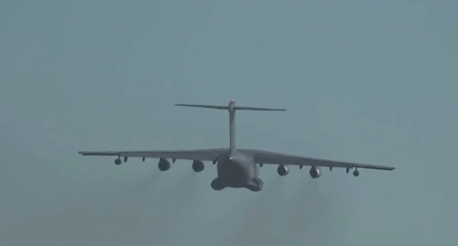 运油-20空中加油机起飞。图片来源：央视新闻视频截图。