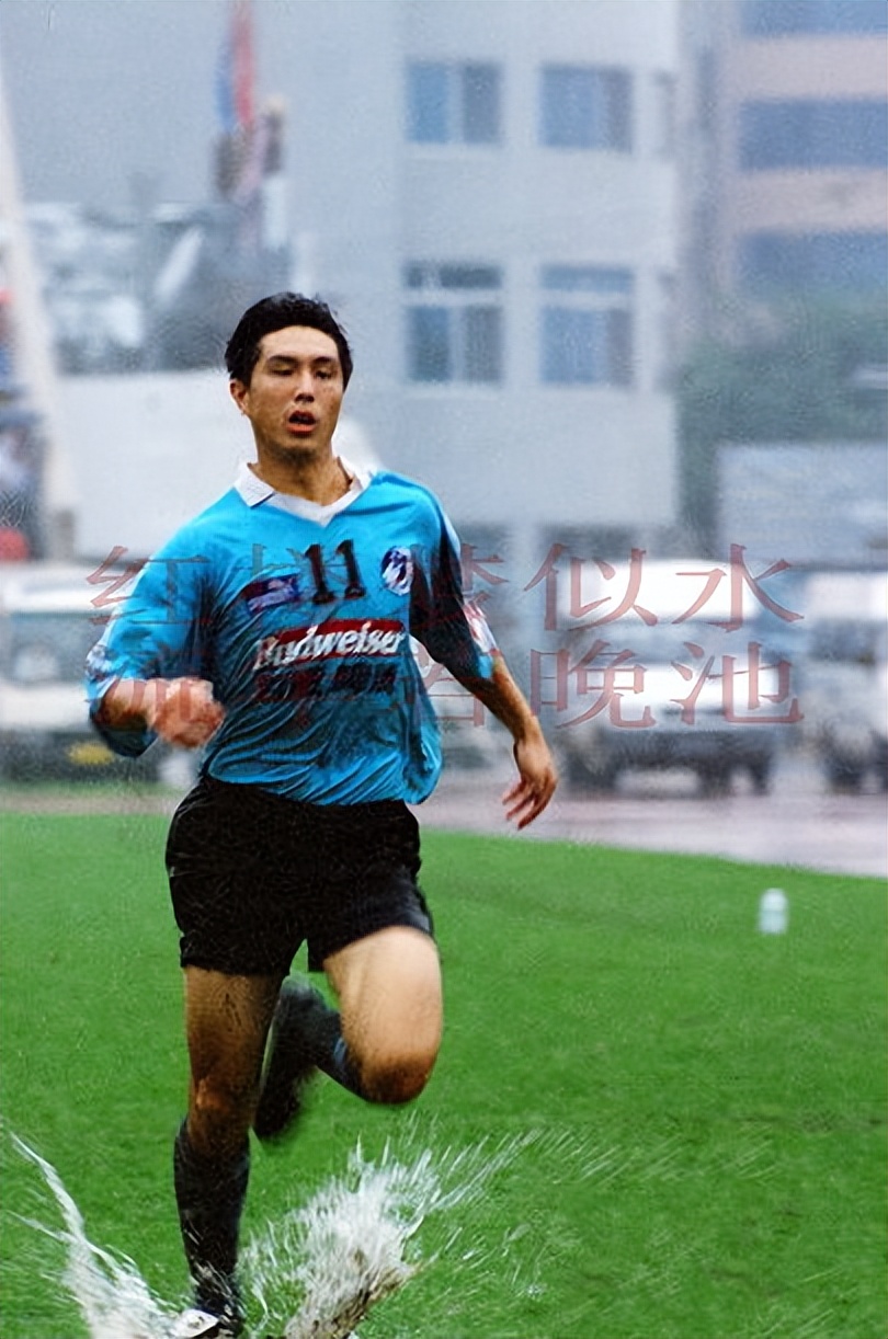 被大连球迷爱称为小六子,六哥的魏意民在场上飞奔,快马溅起的水花清晰
