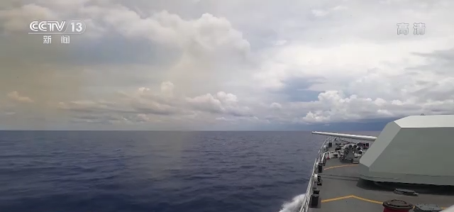 人民海军护卫舰赴南海海域开展连续3天实弹射击训练
