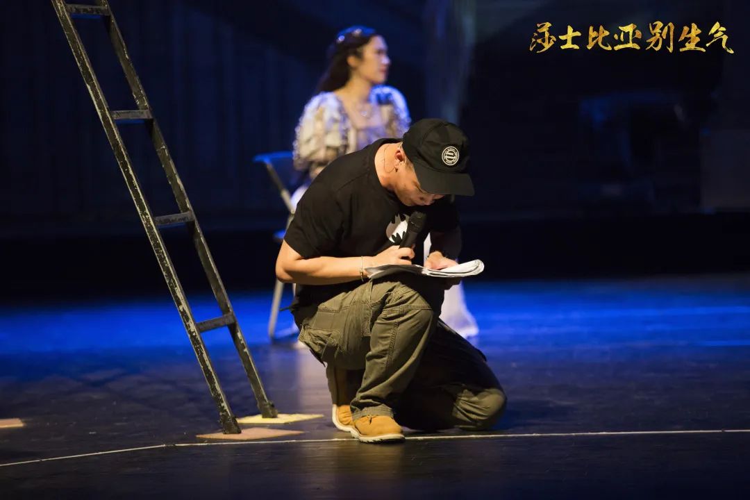指挥全组台上台下抓导演却在现场临危不惧,镇定自若他还是导演的死忠