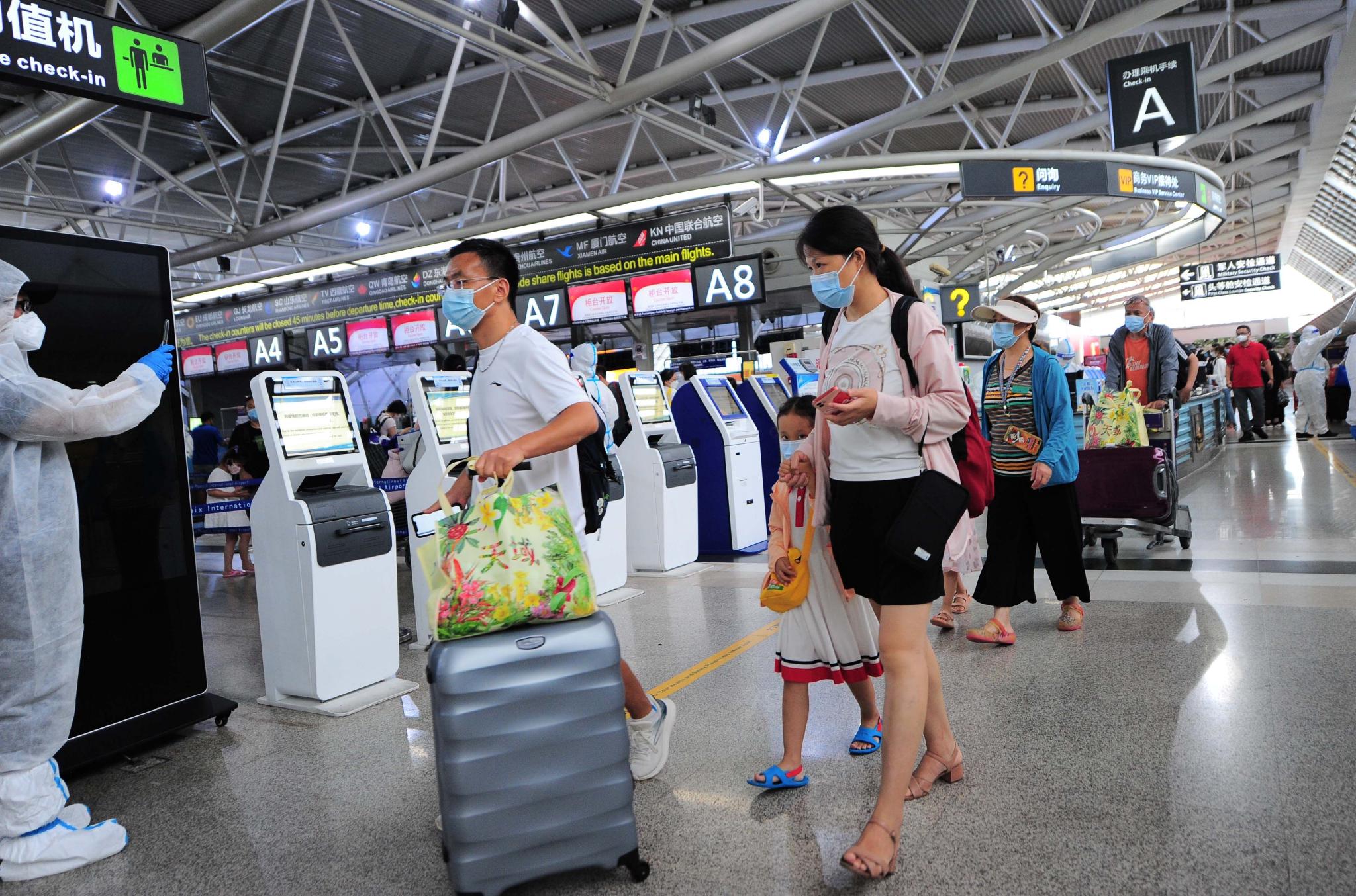 8月10日，海南三亚，滞留游客抵达三亚凤凰国际机场。