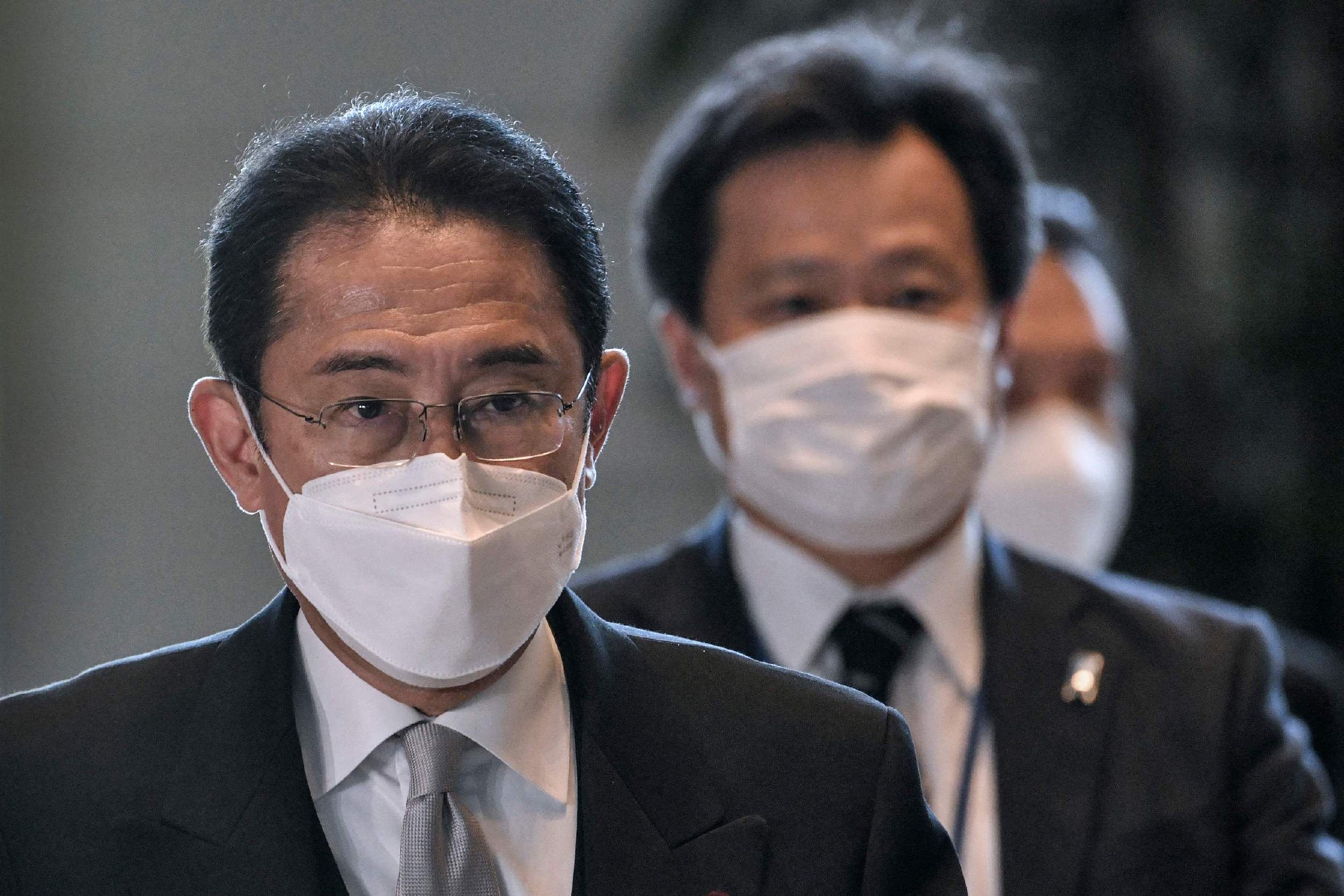 当地时间2022年8月10日，日本东京，日本首相岸田文雄（左）在东京皇宫参加完认证仪式后回到自己的办公室。视觉中国 图
