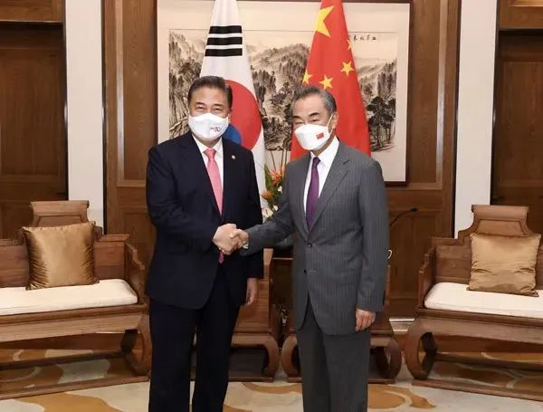 国务委员兼外长王毅9日在山东青岛同来华访问的韩国外长朴振举行会谈。