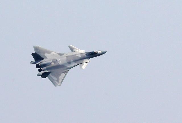 ▲2021年9月28日，中国空军歼-20战机在第十三届中国航展开幕式上进行飞行表演。图/新华社