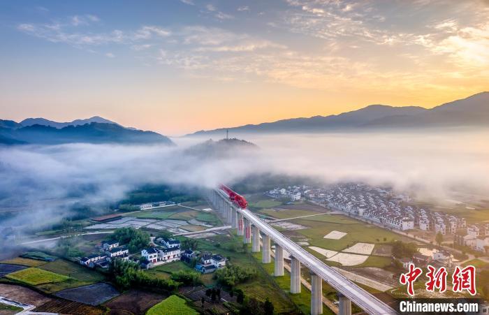 资料图：安徽高铁黄金旅游线路——池黄高铁穿云破雾风景如画。　李和平 摄