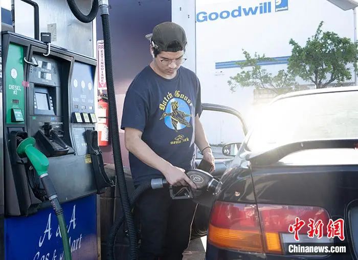 资料图：当地时间6月11日，一名车主在美国加州圣马特奥县一家加油站为车辆加油。中新社记者 刘关关 摄