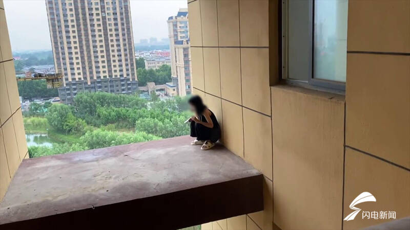 这个抱抱很有安全感！16岁女孩被困12楼连梁，消防员跳窗成功施救休闲区蓝鸢梦想 - Www.slyday.coM