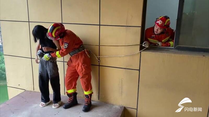 这个抱抱很有安全感！16岁女孩被困12楼连梁，消防员跳窗成功施救休闲区蓝鸢梦想 - Www.slyday.coM