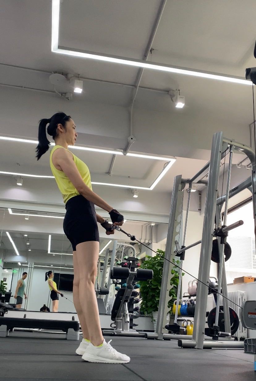 工作室分享姚晨健身照 素面朝天难掩好气色 高难度姿势尽显强健体力