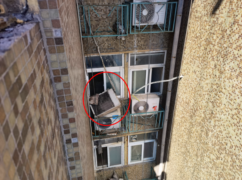 北京一居民楼空调外挂机脱落机悬一线之时幸亏