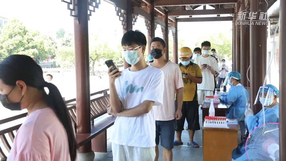 义乌市民排队进行核酸检测