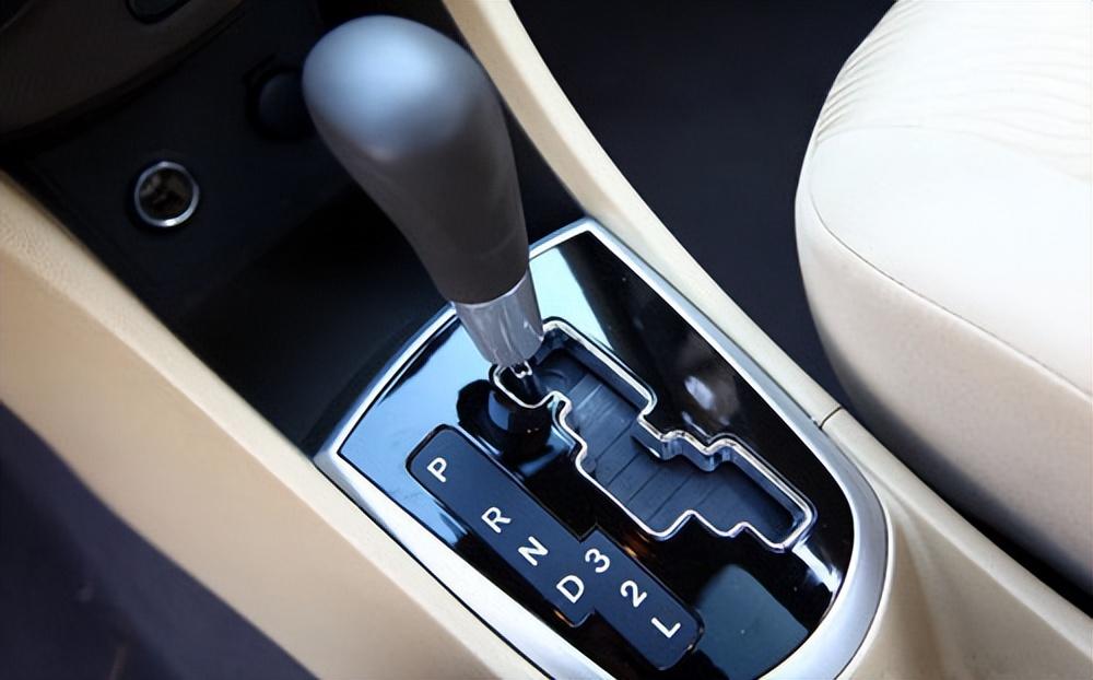 自动挡车驾驶中从d挡切换s挡要踩刹车吗