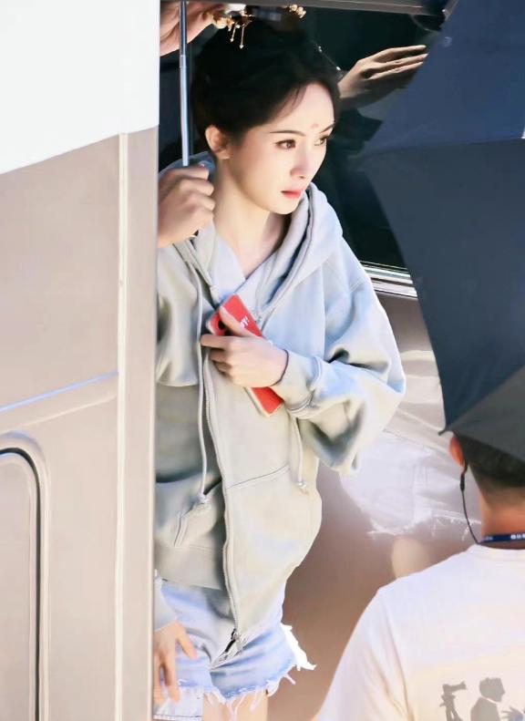 狐妖小红娘又发糖?杨幂龚俊牵手路透图来了,剧粉已经开始脑补休闲区蓝鸢梦想 - Www.slyday.coM 狐妖小红娘又发糖?杨幂龚俊牵手路透图来了,剧粉已经开始脑补休闲区蓝鸢梦想 - Www.slyday.coM