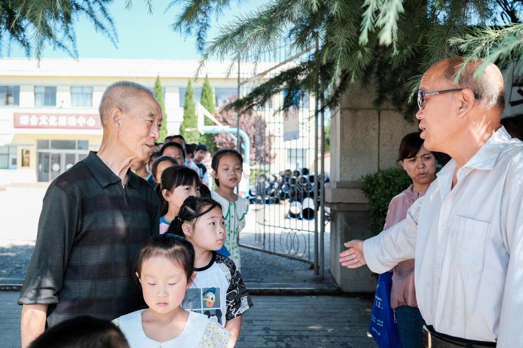 吴富生正在跟家长交流。（采访对象供图）