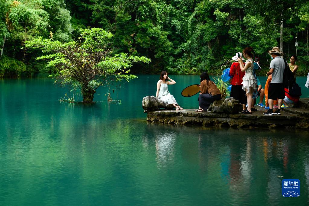 8月6日,游客在贵州省荔波县小七孔景区拍照.新华社记者 杨文斌 摄