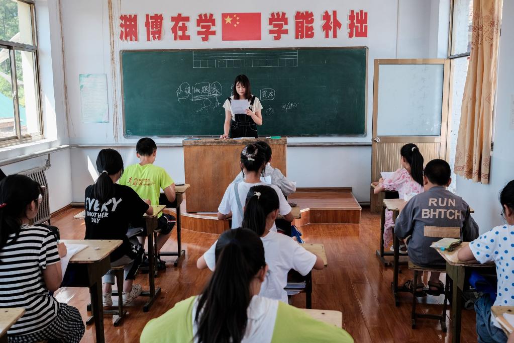 大学生志愿者正在给孩子们上课。（采访对象供图）