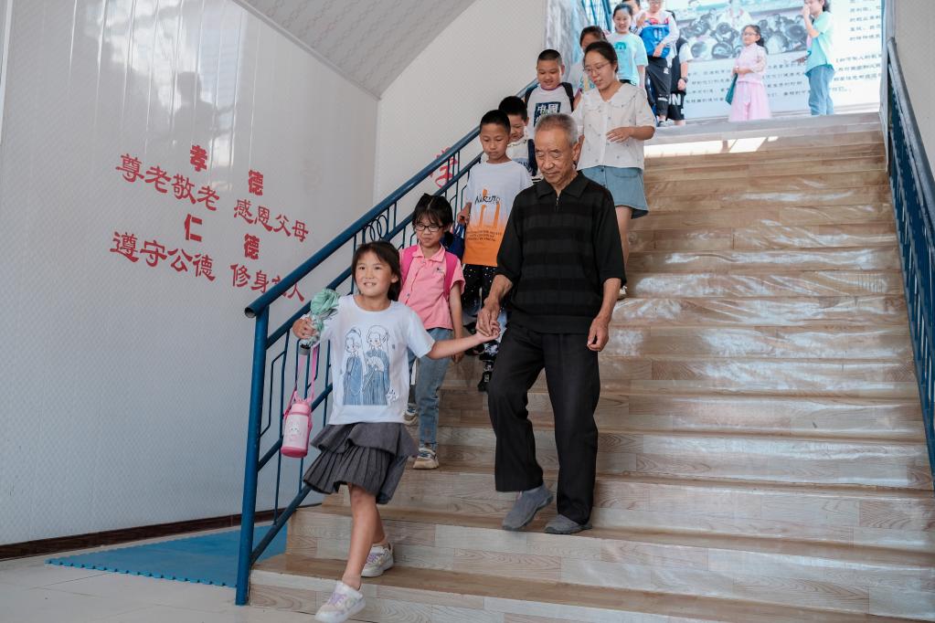 10年，这位老人“点亮”了山村孩子们暑假快乐时光