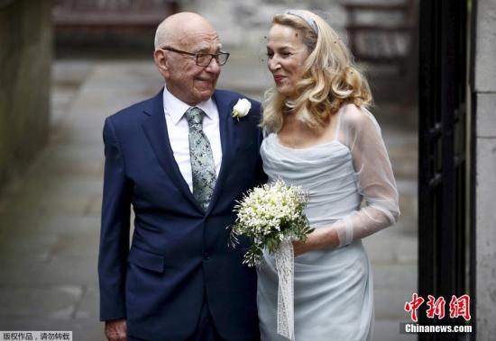  当地时间2016年3月5日，英国伦敦，现年84岁的传媒大亨默多克与名模女友杰丽·霍尔完婚，正式步入人生的第四段婚姻。