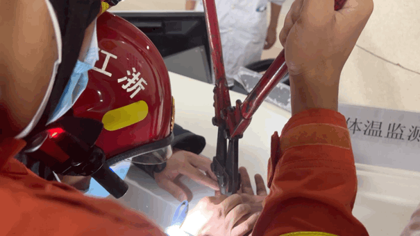 火了！杭州95后消防员三种语言切换交流，网友：果然优秀又好看的都上交国家了休闲区蓝鸢梦想 - Www.slyday.coM