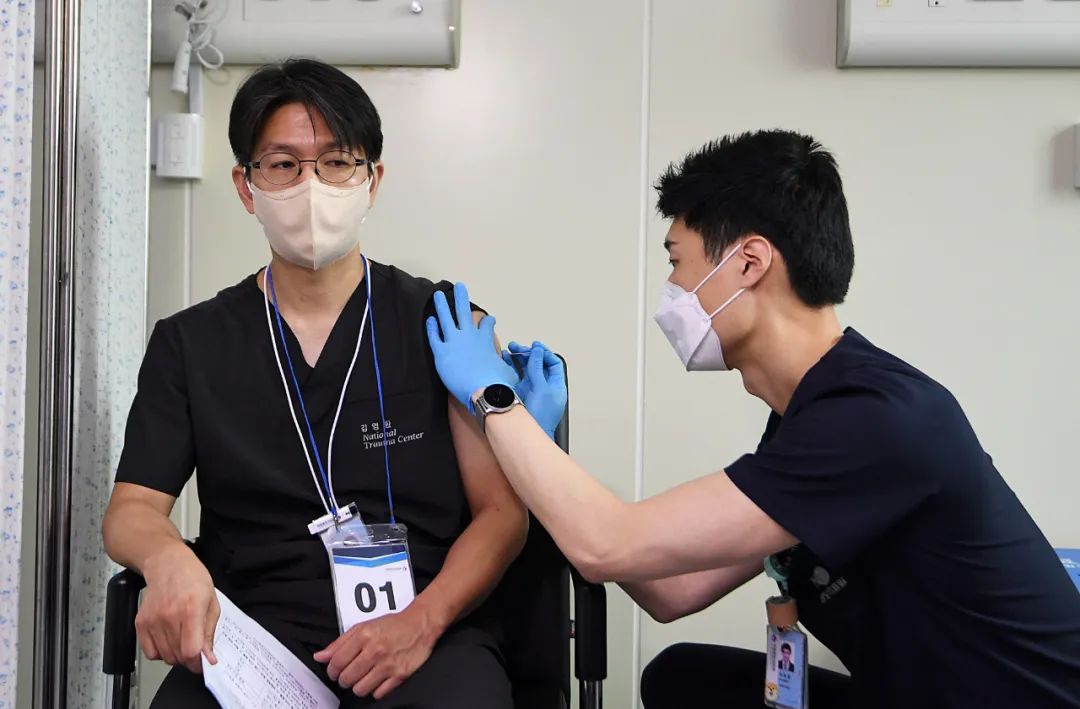 ▲当地时间2022年6月27日，韩国首尔，位于首尔市中区的国立中央医疗院开始为医护人员接种猴痘疫苗。图/IC photo