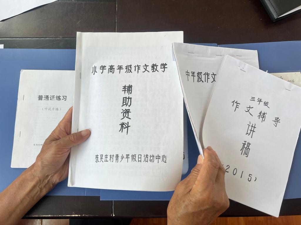 吴富生整理手写的教材。（采访对象供图）
