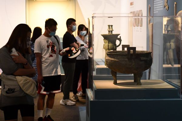 2022年8月11日，北京，观众在中国国家博物馆参观展出的青铜展品。 （视觉中国）