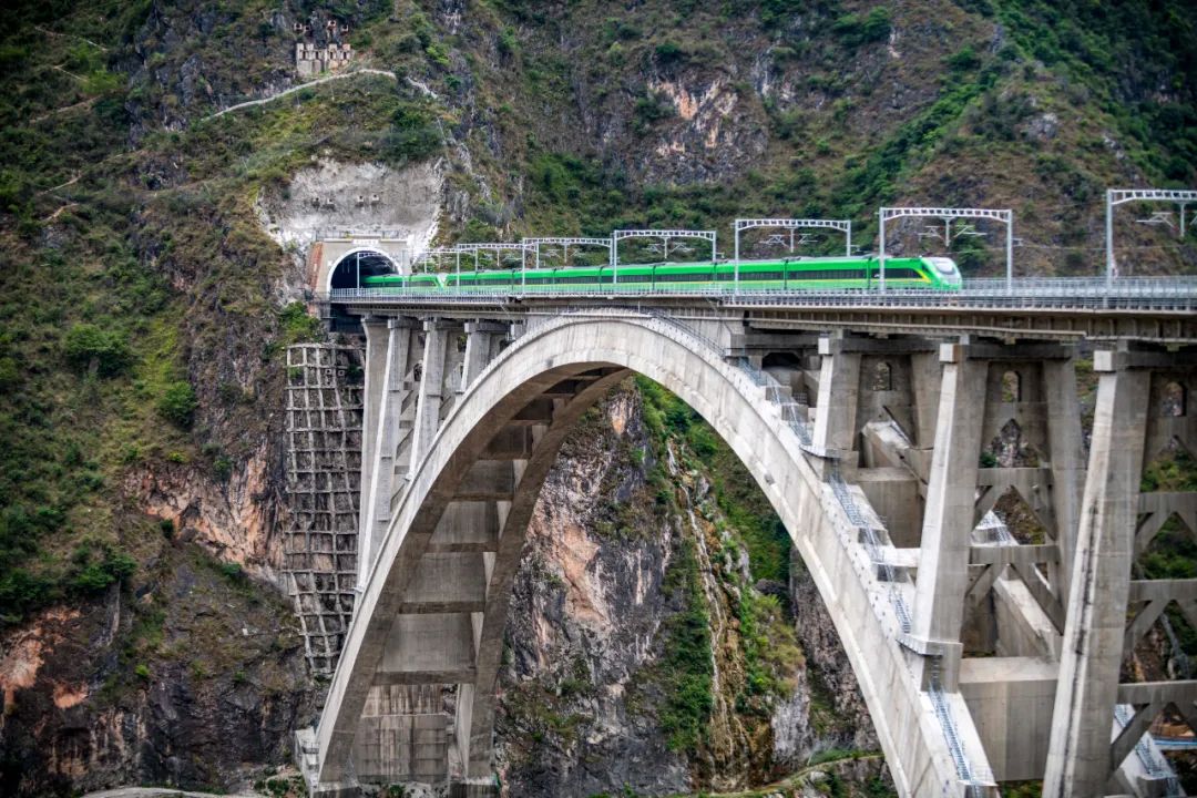 “绿巨人”驶上澜沧江大桥。图源：中铁大桥局