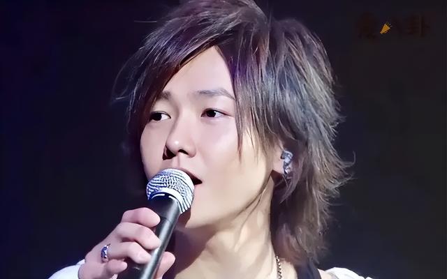 43岁黄义达隐退6年复出留长发帅气似小伙曾因抑郁症剃度出家