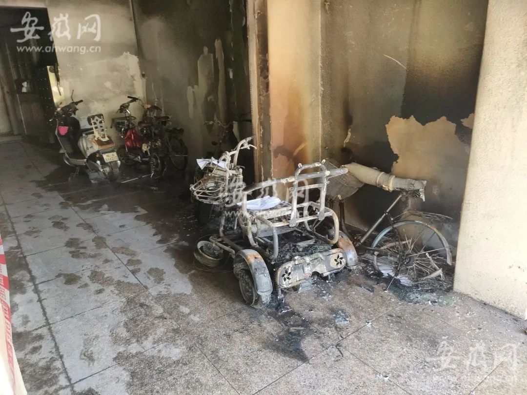 惊险合肥一小区单元楼电瓶车起火三人乘电梯逃生被烧伤