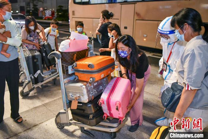 首批660名滞留海口的游客12日凌晨离岛返程__财经头条