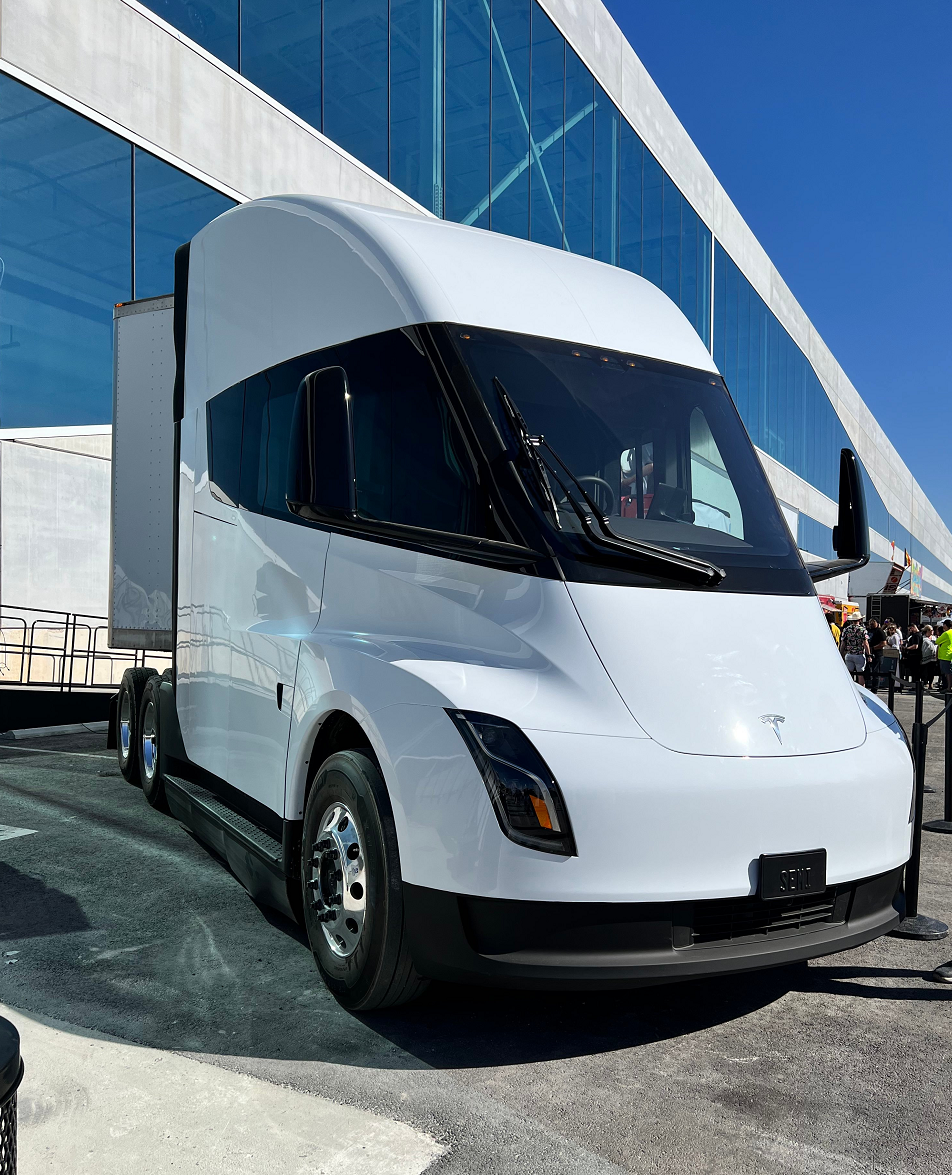 特斯拉电动卡车即将交付!零百加速5秒,首批续航805公里…__财经头条