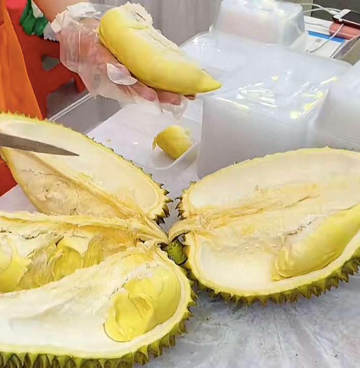 今天才知道，买榴莲不能挑开裂的，水果店员工教你1招，皮薄肉厚香又甜休闲区蓝鸢梦想 - Www.slyday.coM