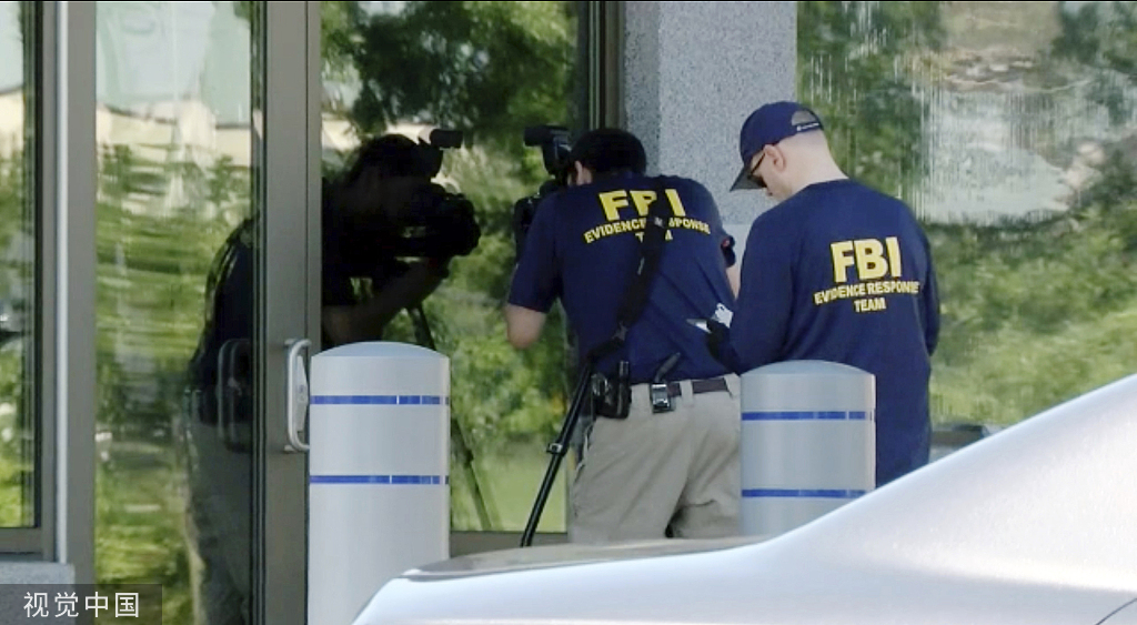 当地时间2022年8月11日，美国俄亥俄州，FBI证据响应小组成员在FBI大楼外工作。人民视觉  图