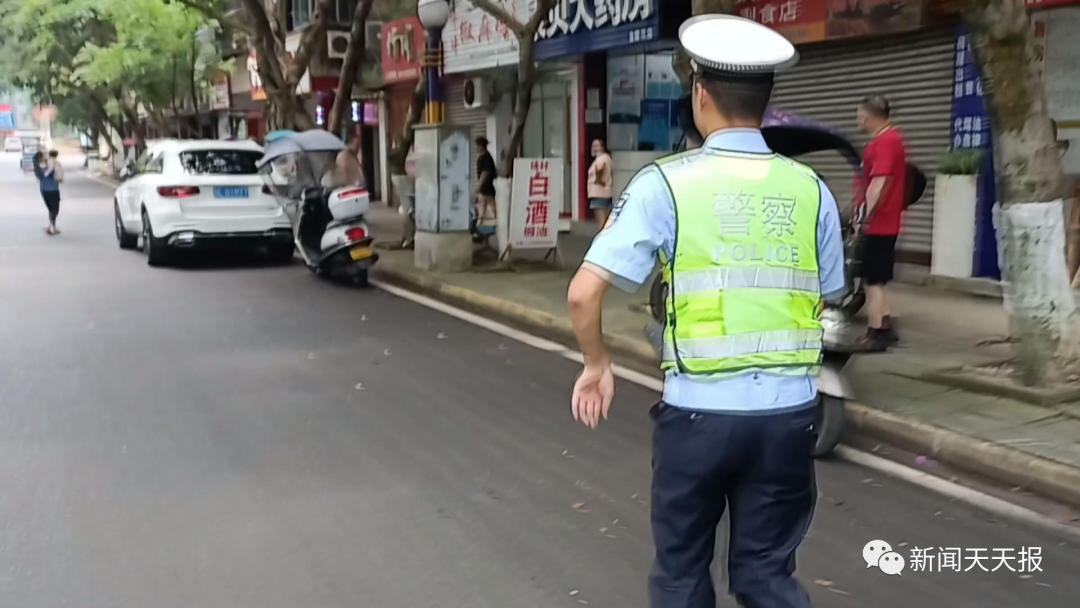 老人在街头晕倒，交警救助送医休闲区蓝鸢梦想 - Www.slyday.coM