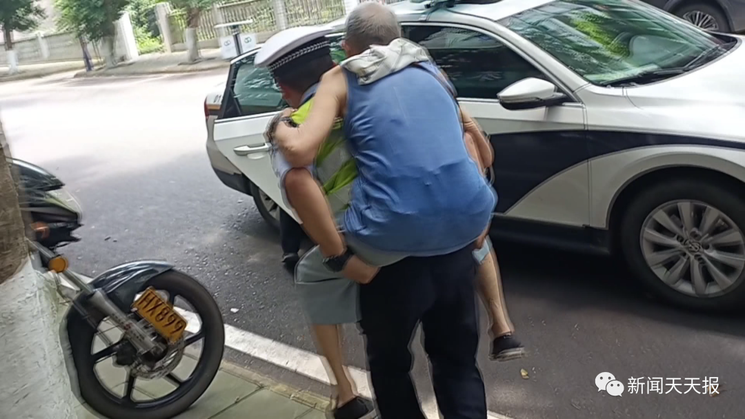 老人在街头晕倒，交警救助送医休闲区蓝鸢梦想 - Www.slyday.coM