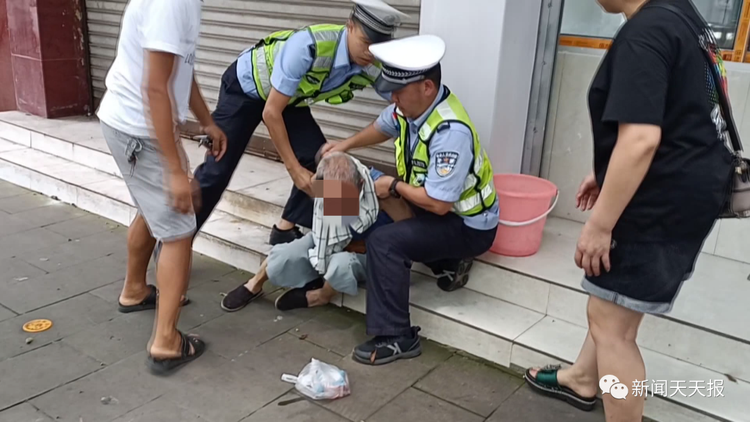 老人在街头晕倒，交警救助送医休闲区蓝鸢梦想 - Www.slyday.coM