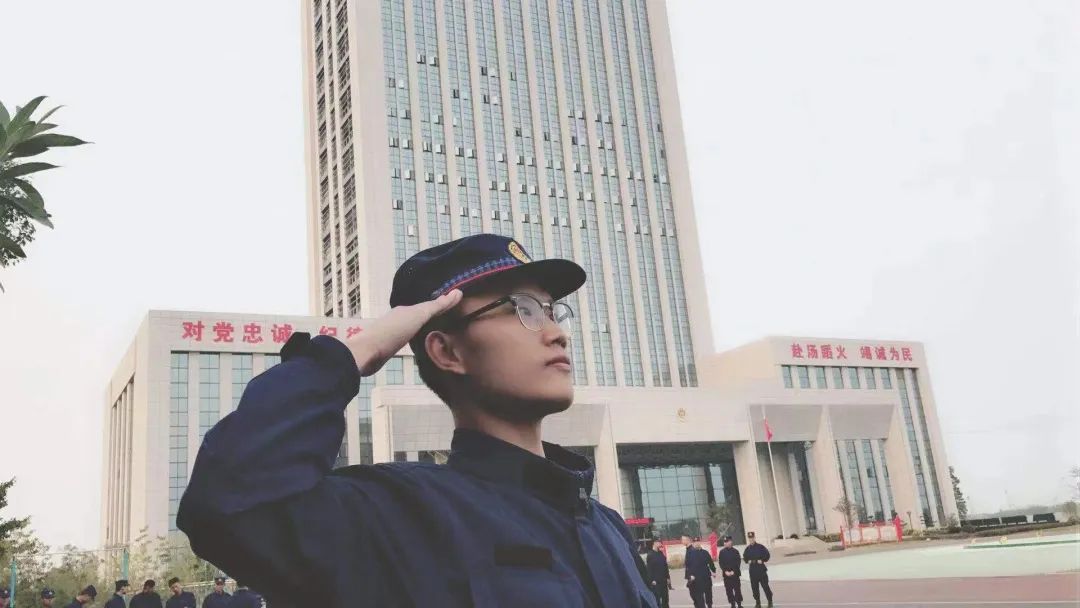 火了！杭州95后消防员三种语言切换交流，网友：果然优秀又好看的都上交国家了休闲区蓝鸢梦想 - Www.slyday.coM