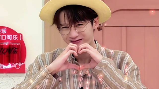 檀健次严浩翔双人舞比心檀健次又在跟我比心啦这样的男人我怎能不爱他