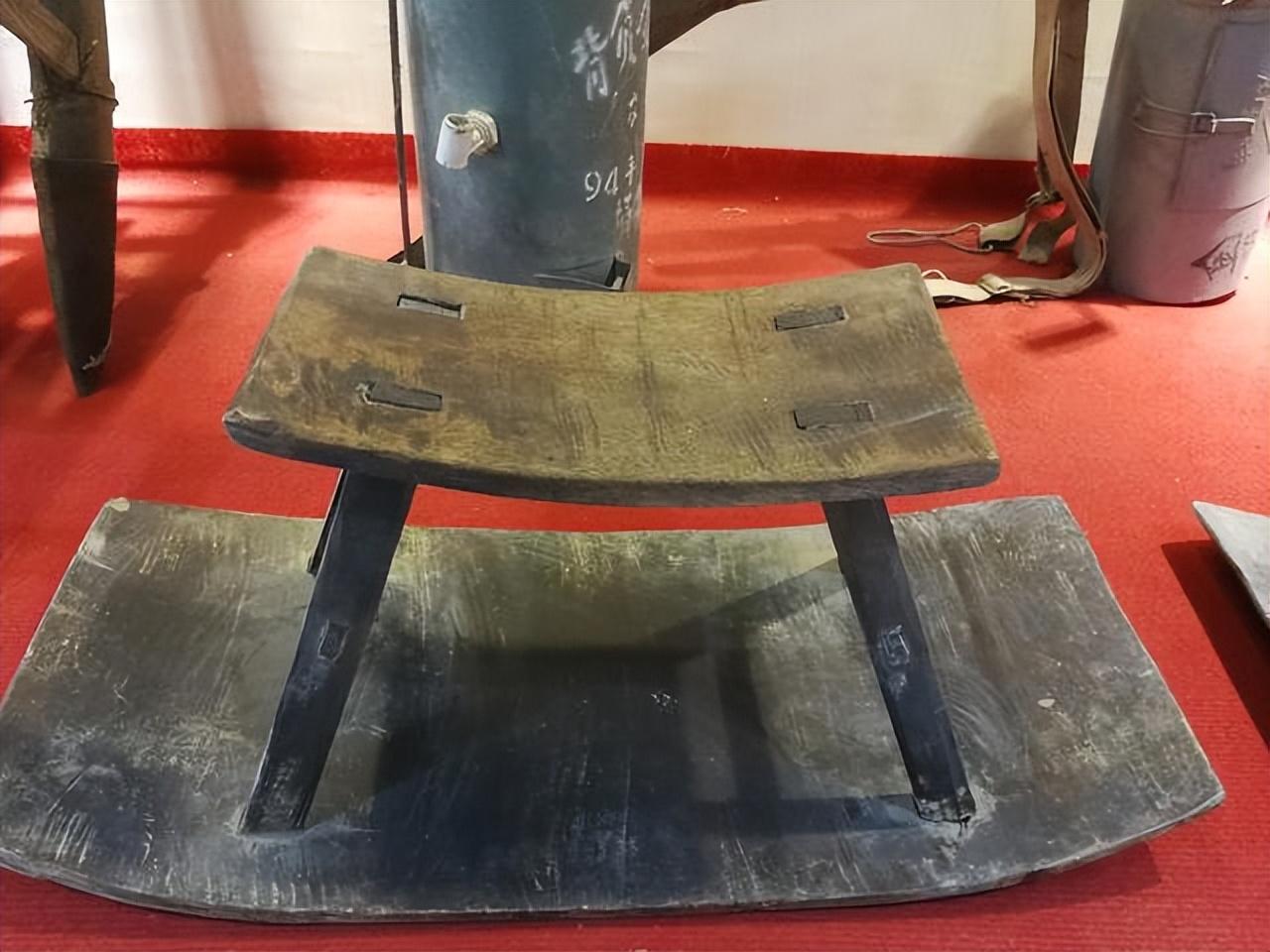 看着像一把凳子,可它并不是一般的凳子,两头翘起,凳面也是翘起的.